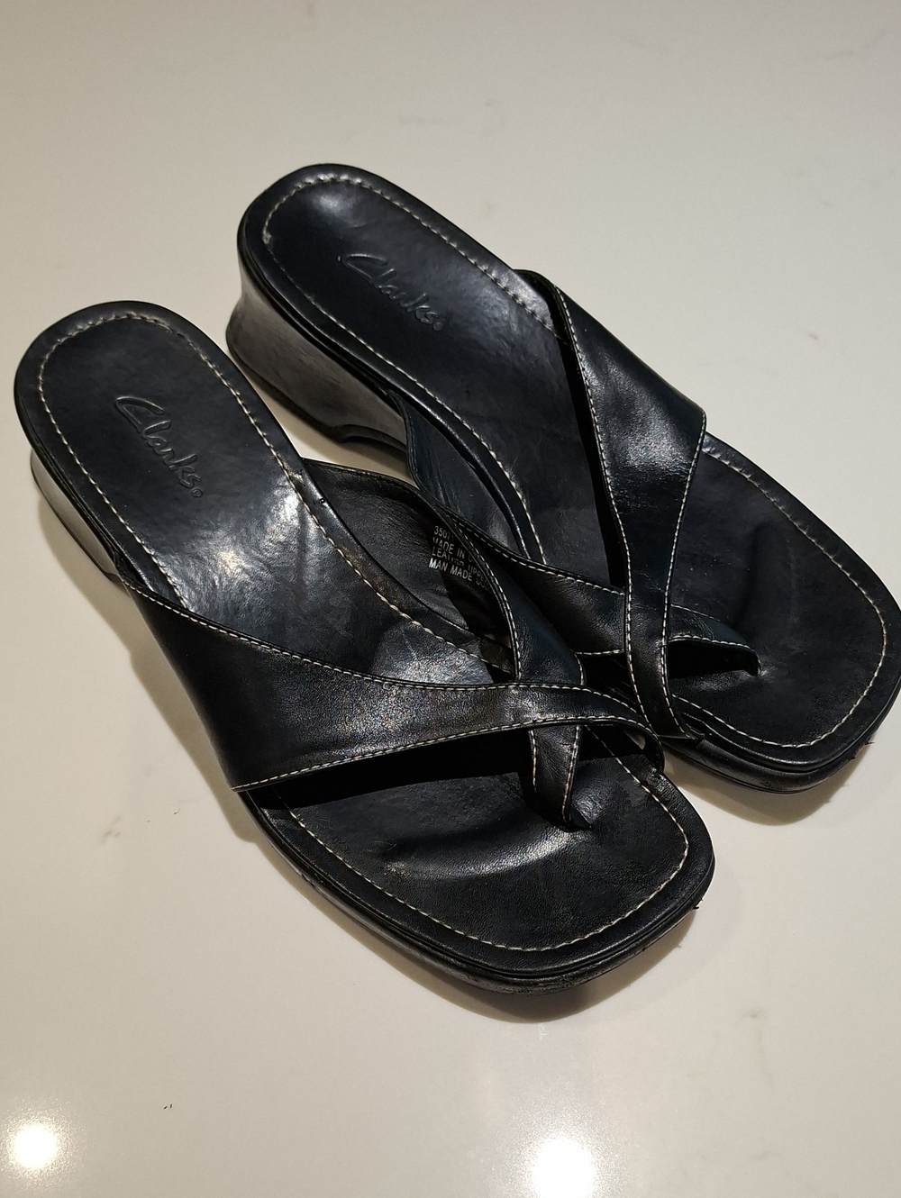 Clarks Black Leather 90's/Y2K-esque Platform/Wedge Thong Sandals (Size US 9)